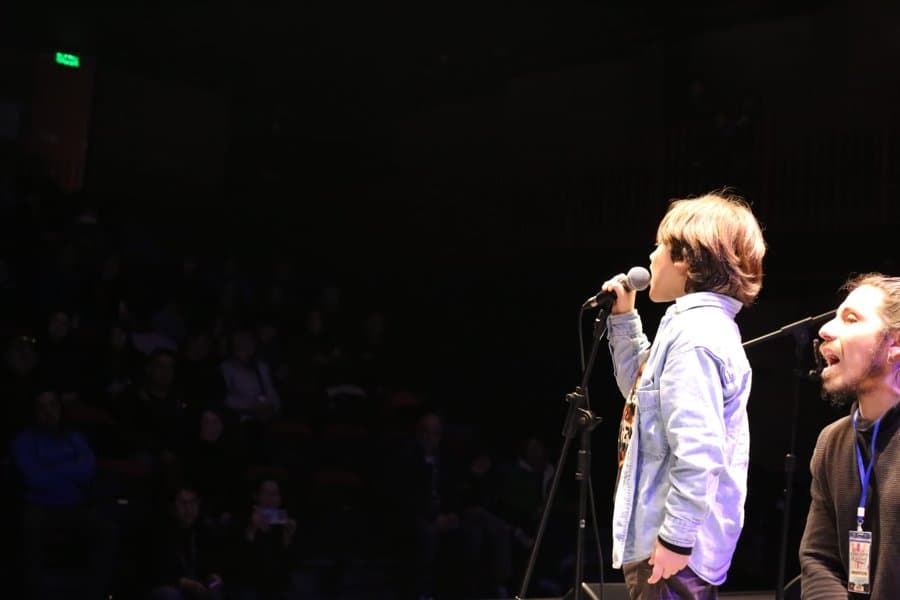 Niño cantando con micrófono