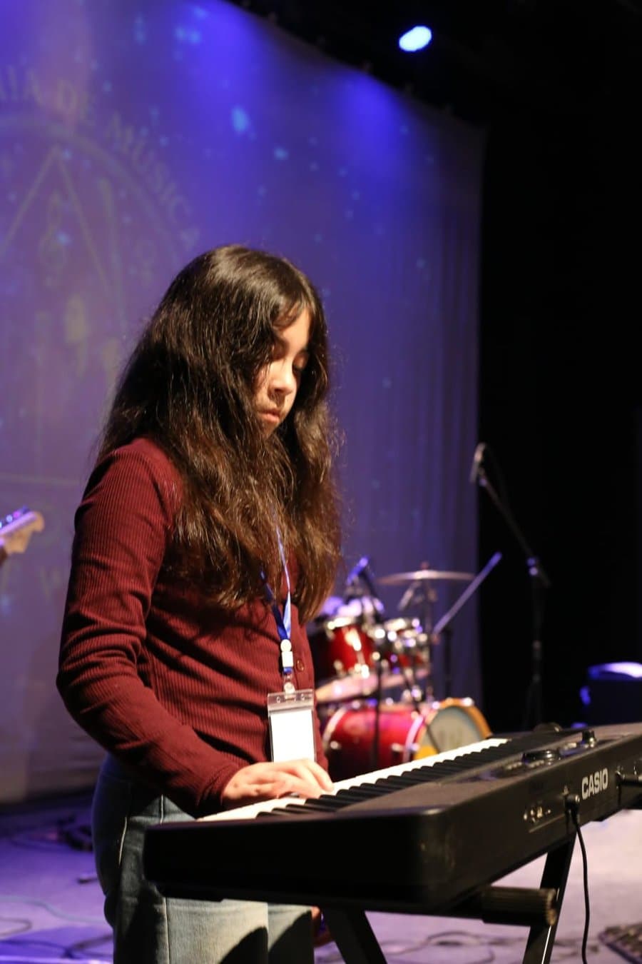 Alumna tocando teclado