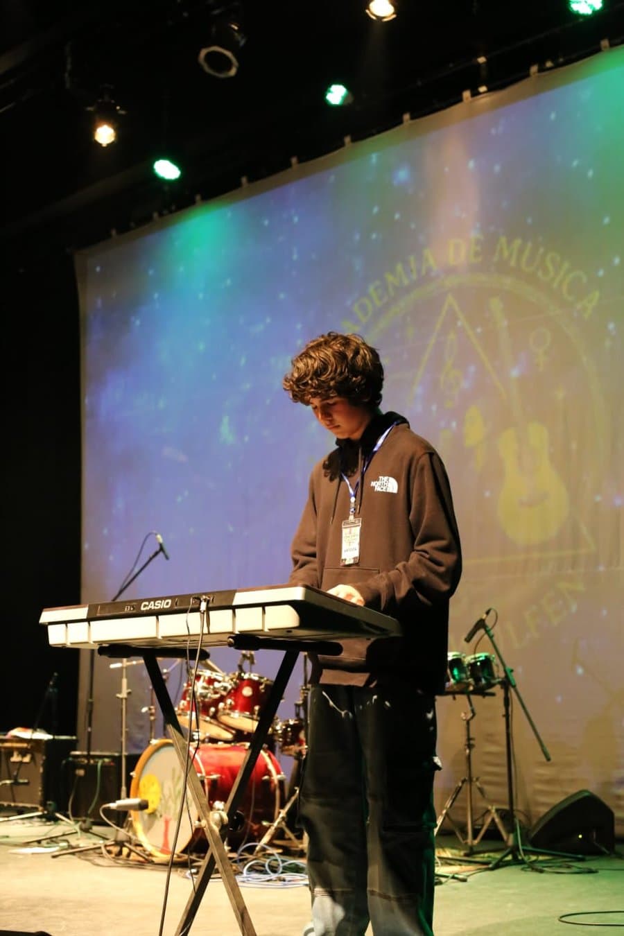 Alumno de pelo rizado tocando teclado