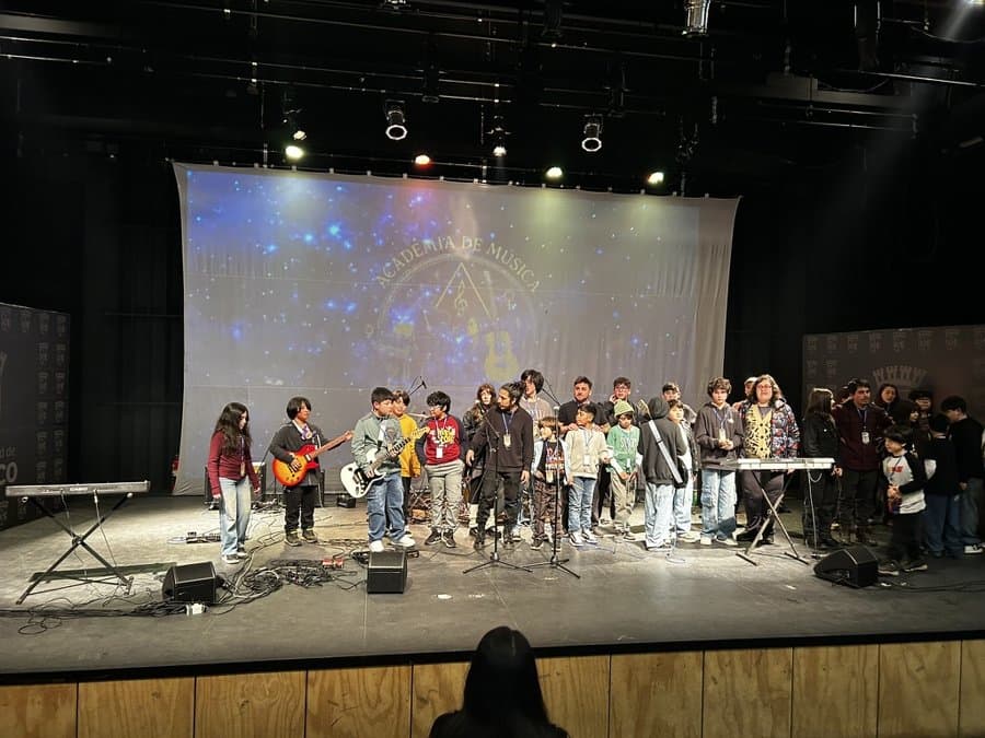 Presentación de alumnos de la academia en escenario