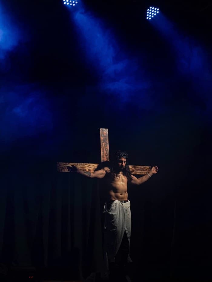 Escena de la crucifixión con luces azules en Jesucristo Superstar