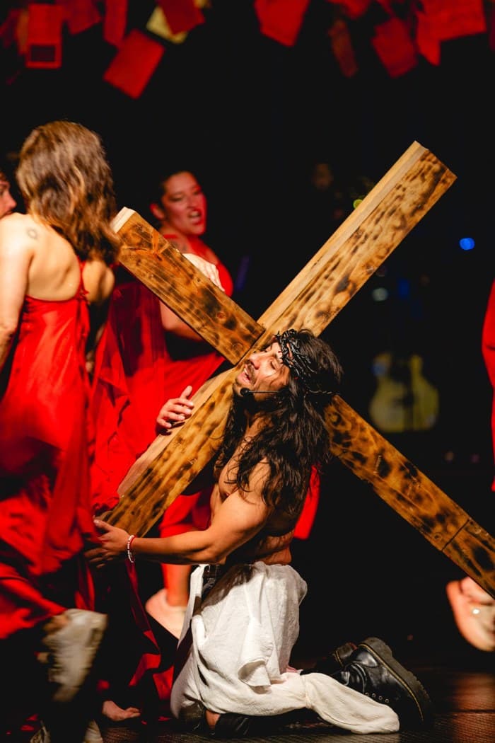 Felipe Wulfen cargando la cruz en la escena de Jesucristo Superstar