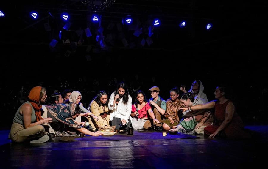 Escena grupal de la Última Cena en Jesucristo Superstar