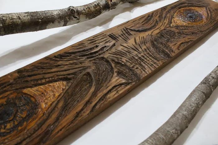Tallado en madera de un ángel con alas
