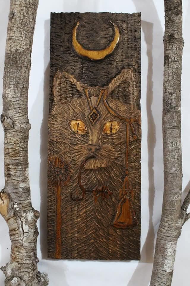 Tallado en madera de un gato con luna creciente