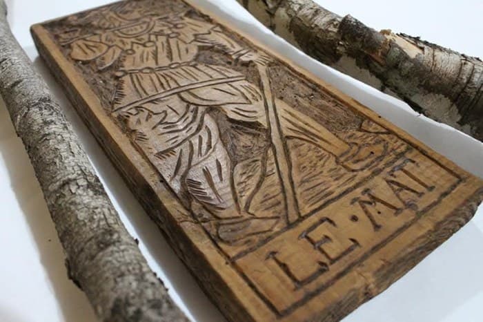 Tallado en madera de la carta de tarot Le Mat